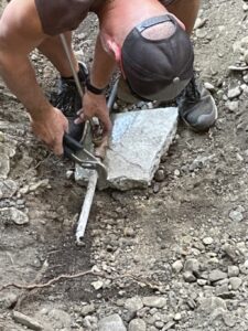 Tightening the connection to the new valve